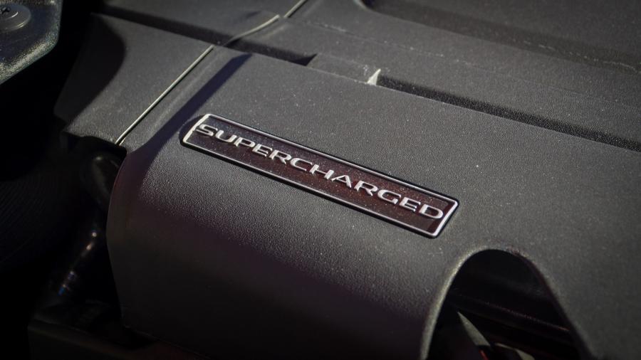 Детали интерьера Jaguar XE S AWD 2017 года  (NA) (фото 13 из 16)